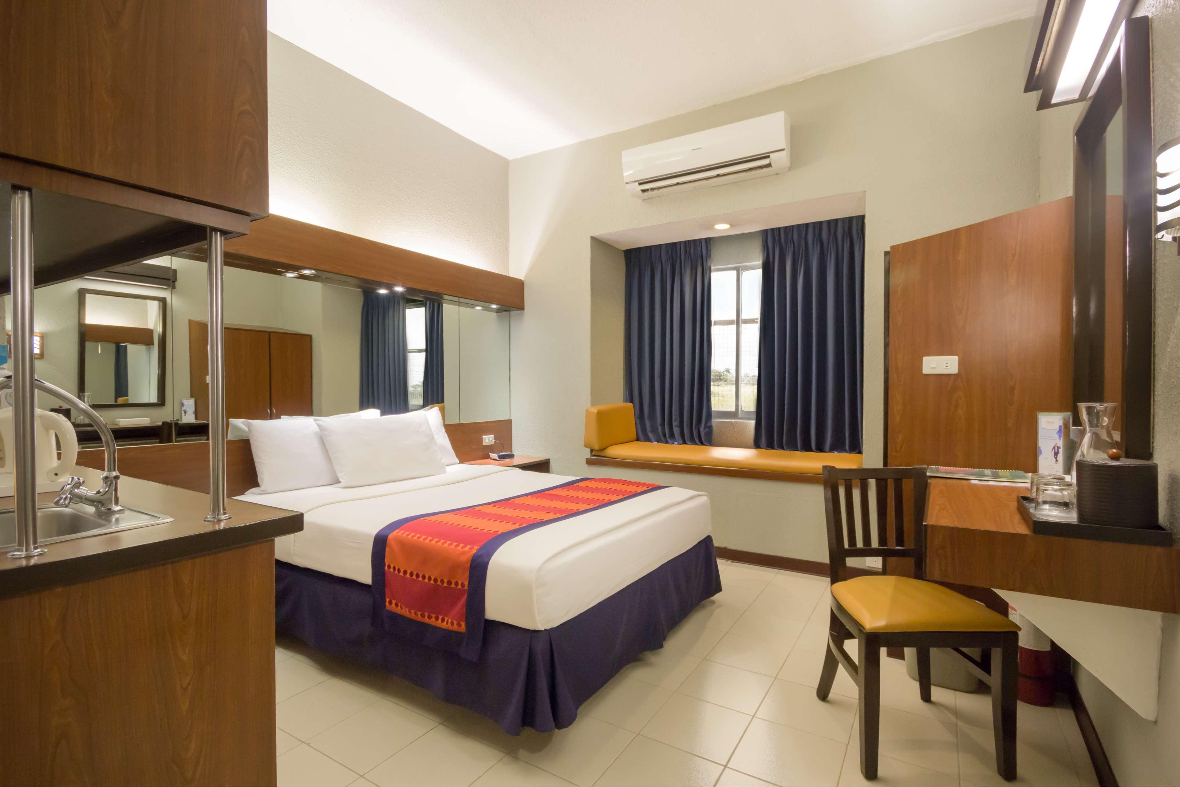 Microtel By Wyndham Eagle Ridge General Trias  Екстер'єр фото