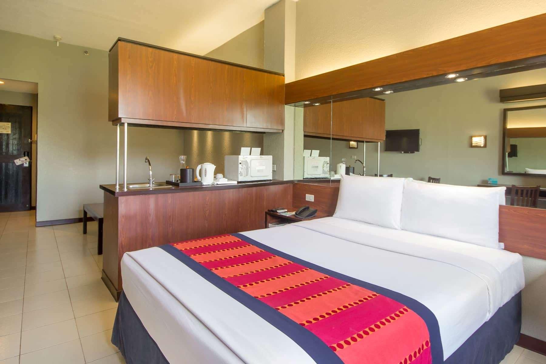 Microtel By Wyndham Eagle Ridge General Trias  Екстер'єр фото