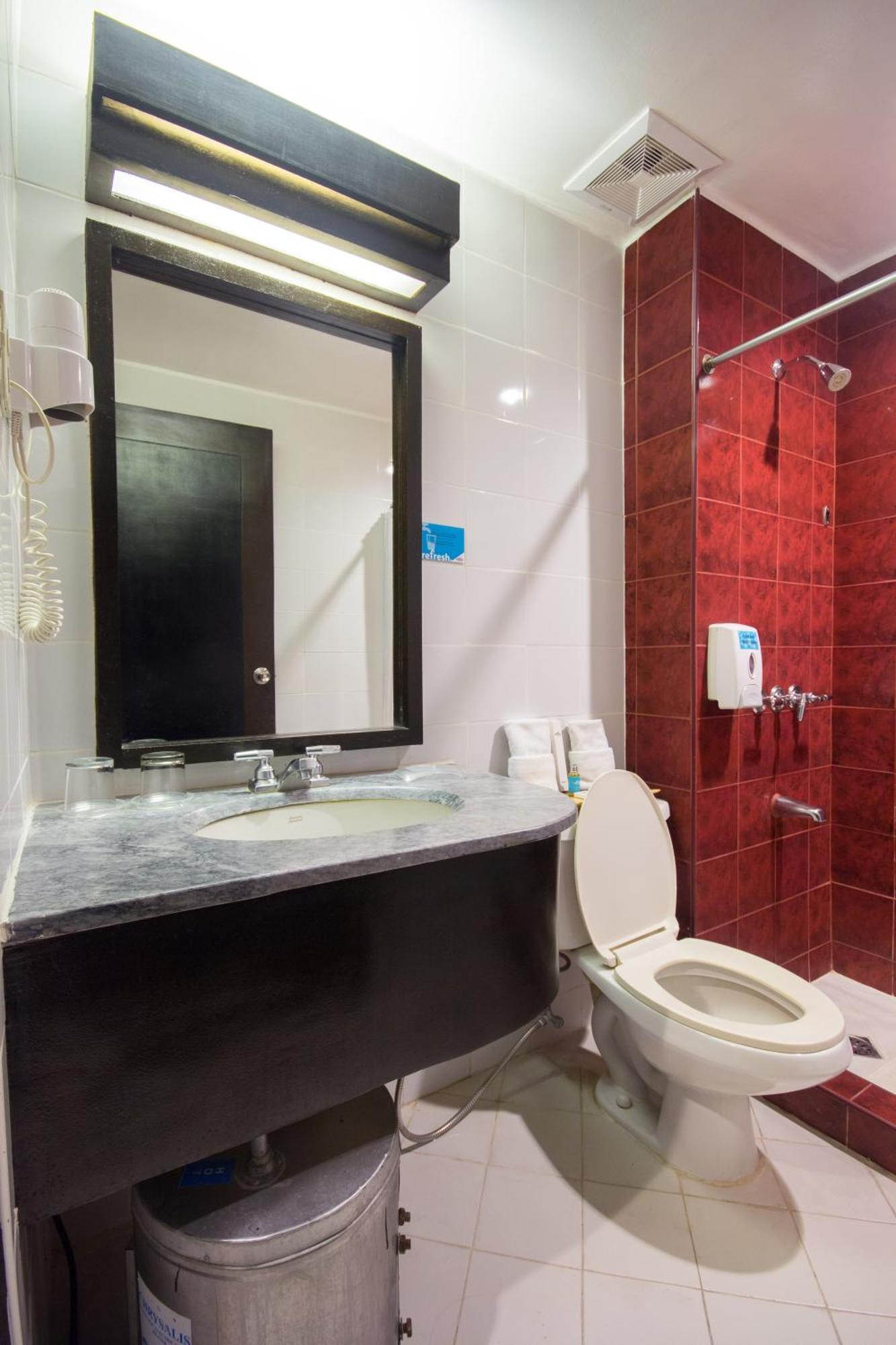 Microtel By Wyndham Eagle Ridge General Trias  Екстер'єр фото