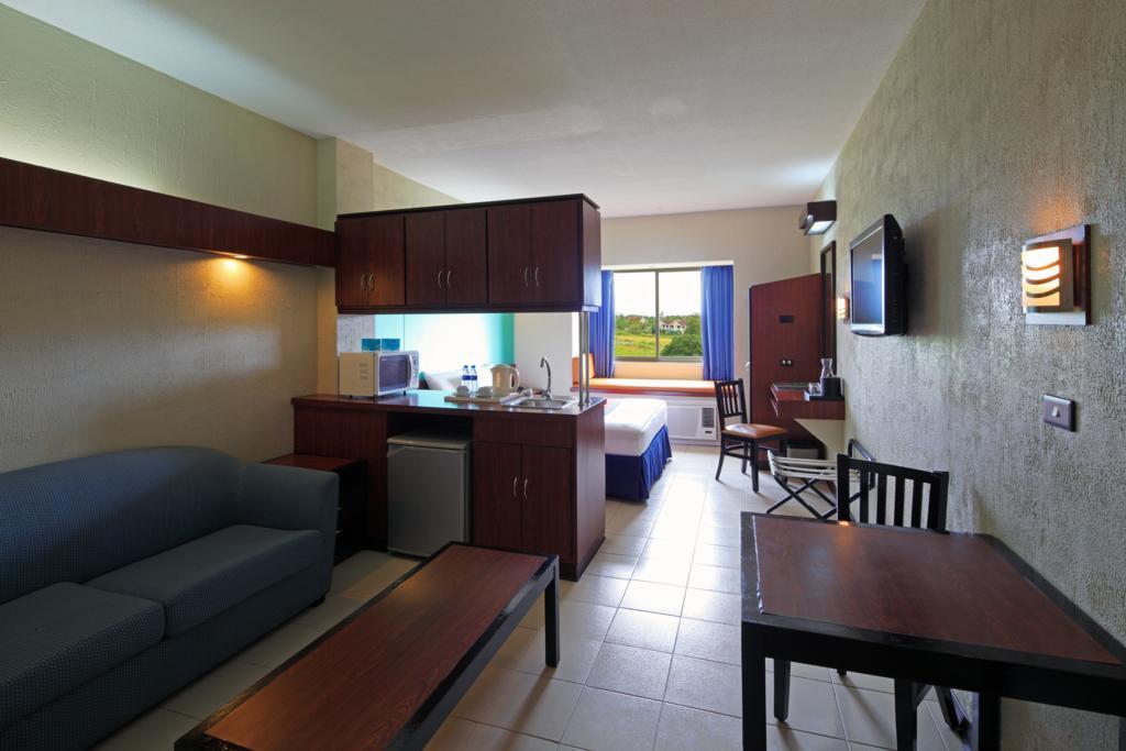 Microtel By Wyndham Eagle Ridge General Trias  Екстер'єр фото