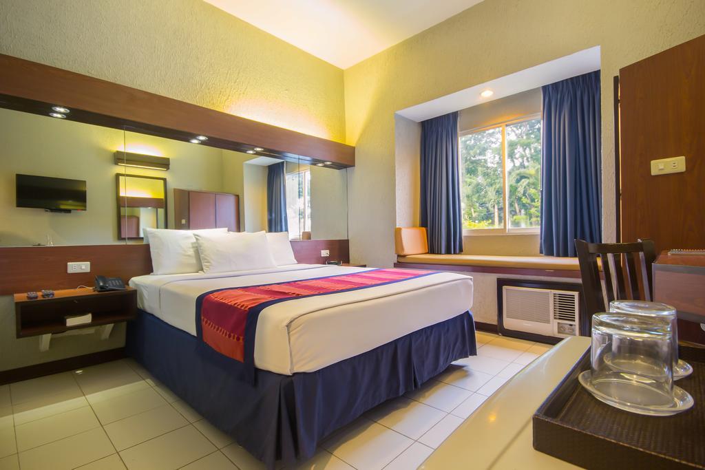 Microtel By Wyndham Eagle Ridge General Trias  Екстер'єр фото